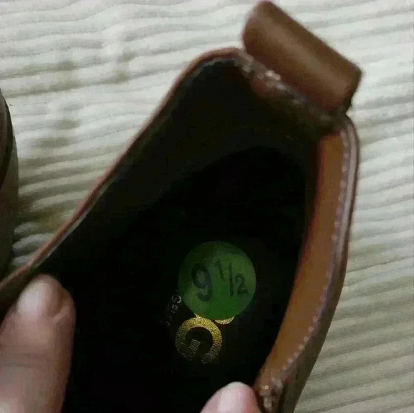 G by Guess Brown ankle boots.  Size 9.5. Gold zipper on outside. - Picture 5 of 12